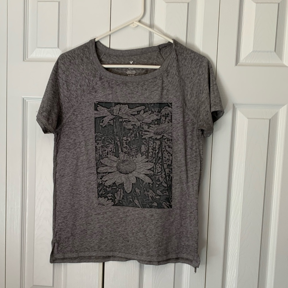Grey tee with design. American eagle
